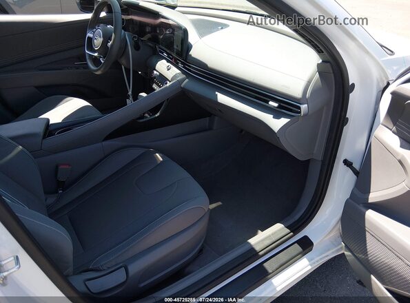 5NPLS4AG9PH092247 2023 HYUNDAI ELANTRA Белый Вид салона спереди