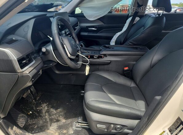 5TDAAAA57RS011489 2024 TOYOTA GRAND White Vista interior delantera