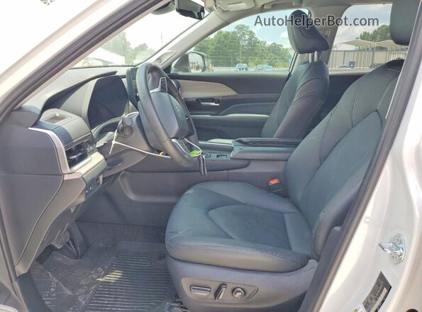 5TDAAAA57TS037906 2026 TOYOTA GRAND White Vista interior delantera