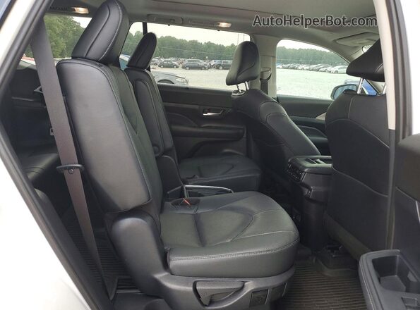 5TDAAAA57TS037906 2026 TOYOTA GRAND White Vista interior trasera