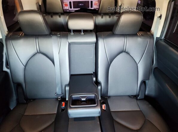 5TDAAAA5XRS015925 2024 TOYOTA GRAND Silver Vista de los asientos traseros