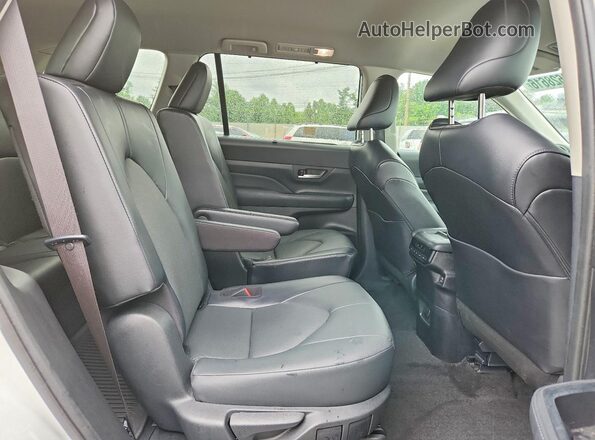 5TDAAAB53RS012265 2024 TOYOTA GRAND White Vista interior trasera