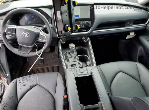 5TDAAAB55TS134312 2026 TOYOTA GRAND Black Vista del salpicadero