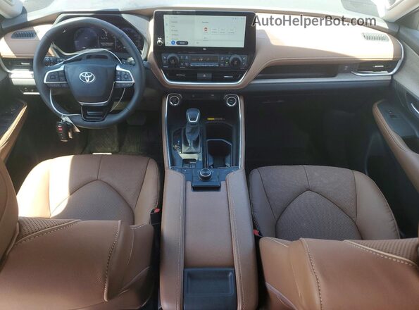 5TDAAAB57TS121982 2026 TOYOTA GRAND Burgundy Vista del salpicadero