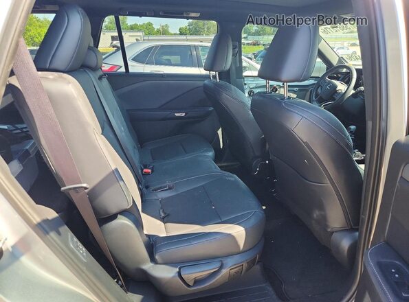 5TDAAAB68RS001027 2024 LEXUS TX Silver Widok wnętrza z tyłu