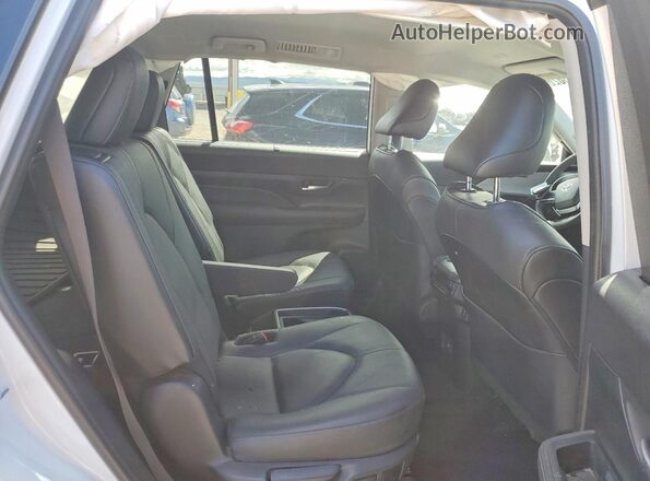 5TDACAB57RS003188 2024 TOYOTA GRAND White Vista de los asientos traseros