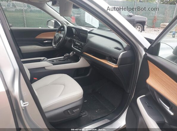 5TDACAB58RS014894 2024 TOYOTA GRAND HIGHLANDER Silver Սալոնի դիմացի տեսք
