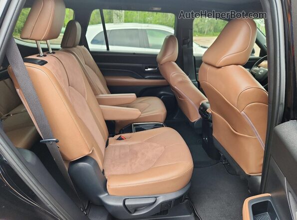 5TDADAB51SS016344 2025 TOYOTA GRAND Black Вид задньої частини салону