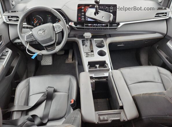 5TDASKFC2NS042881 2022 TOYOTA SIENNA Серебряный Вид панели приборов