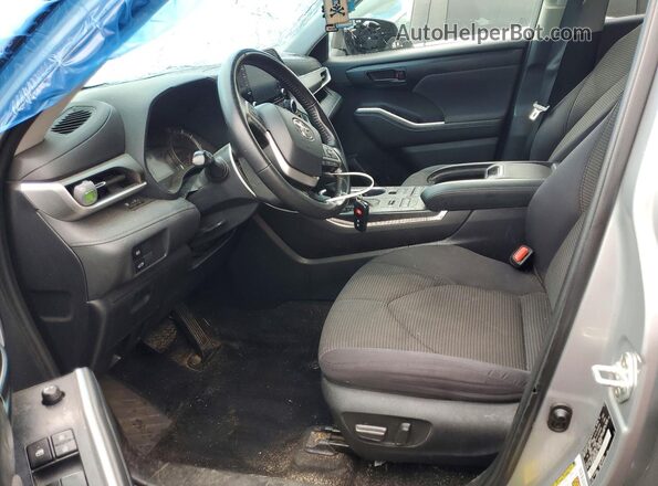 5TDBZRBH5NS596216 2022 TOYOTA HIGHLANDER Silver Widok wnętrza z przodu