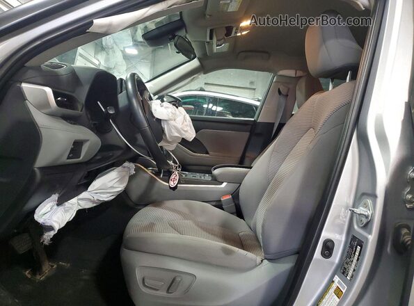5TDBZRBH6NS213741 2022 TOYOTA HIGHLANDER Silver Widok wnętrza z przodu
