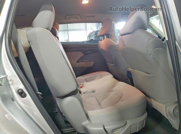 5TDBZRBH6NS213741 2022 TOYOTA HIGHLANDER Silver Widok wnętrza z tyłu