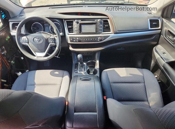 5TDBZRFH0HS433052 2017 TOYOTA HIGHLANDER Brown Вид панелі приладів