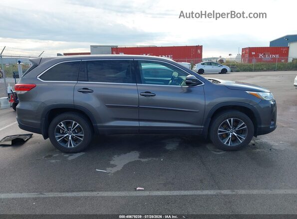 5TDBZRFH1JS486767 2018 TOYOTA HIGHLANDER Серый Вид задней части салона