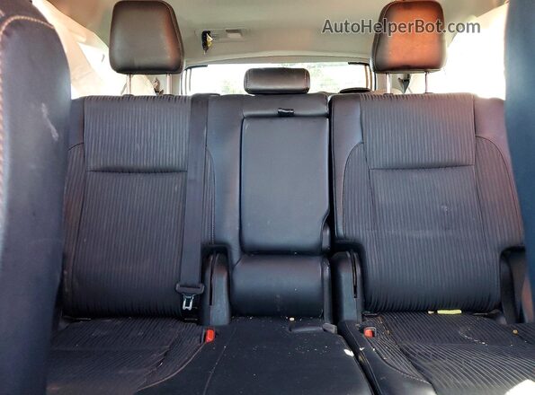 5TDBZRFH1JS849469 2018 TOYOTA HIGHLANDER Silver Rear seats view