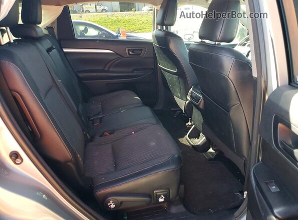 5TDBZRFH1JS849469 2018 TOYOTA HIGHLANDER Silver Rear interior view