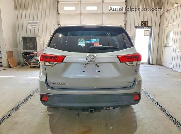 5TDBZRFH5JS805880 2018 TOYOTA HIGHLANDER Silver Вид ззаду
