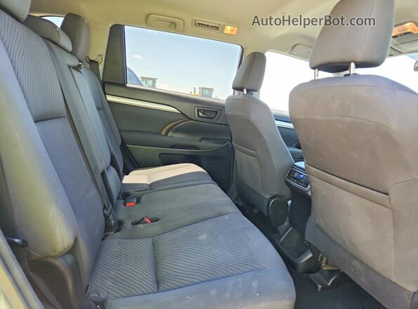 5TDBZRFH6HS437798 2017 TOYOTA HIGHLANDER White Rear interior view