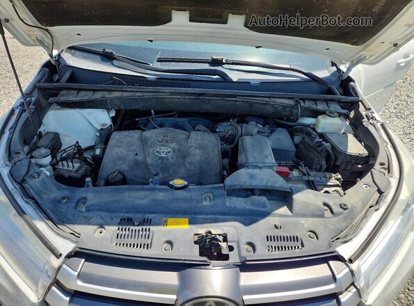 5TDBZRFH6HS437798 2017 TOYOTA HIGHLANDER White Engine compartment view