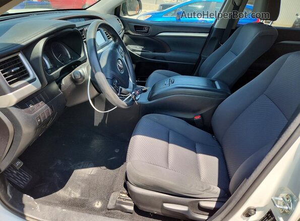 5TDBZRFH6HS437798 2017 TOYOTA HIGHLANDER White Front interior view
