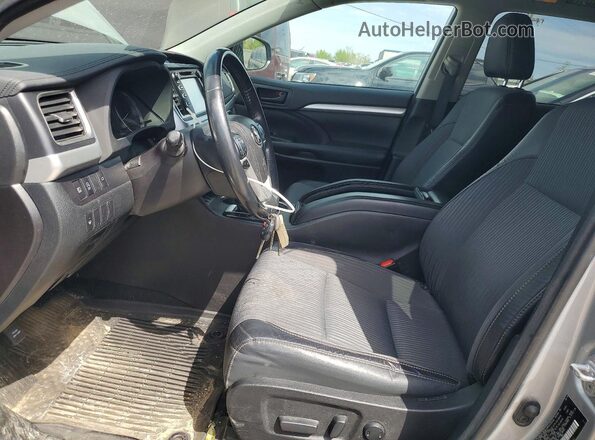 5TDBZRFH6JS880426 2018 TOYOTA HIGHLANDER Silver Front interior view