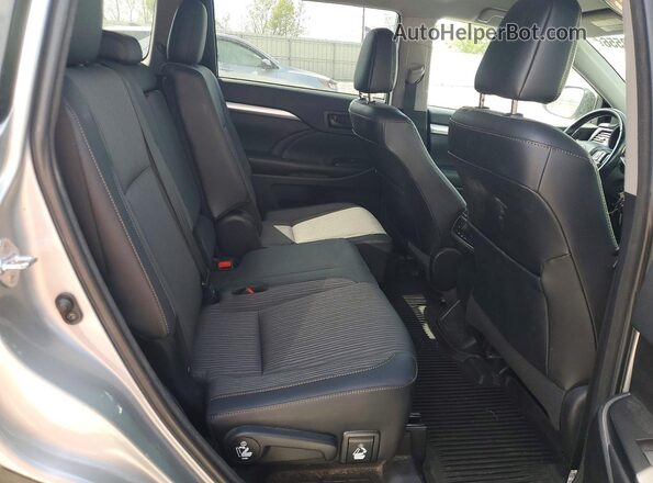 5TDBZRFH6JS880426 2018 TOYOTA HIGHLANDER Silver Rear interior view