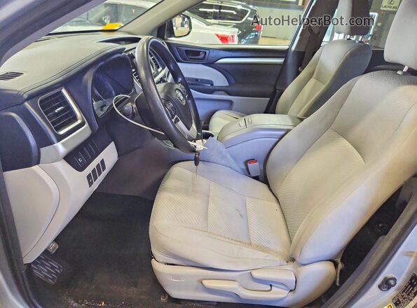5TDBZRFH7HS379670 2017 TOYOTA HIGHLANDER Silver Widok wnętrza z przodu