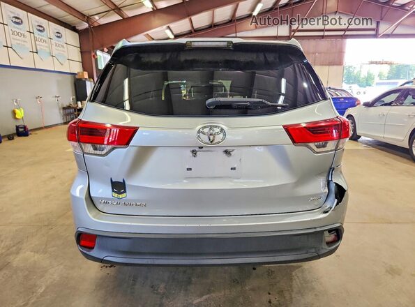 5TDBZRFH7HS379670 2017 TOYOTA HIGHLANDER Silver Widok z tyłu