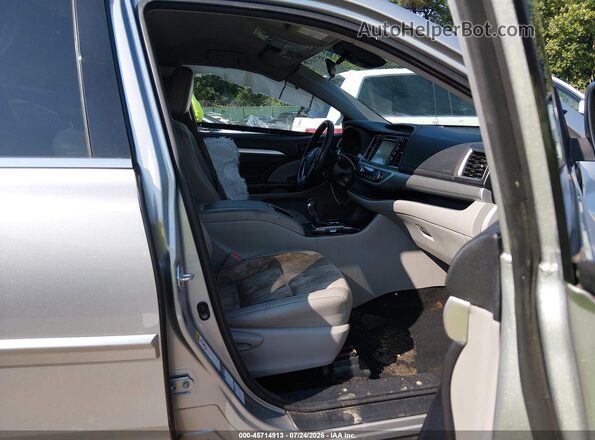5TDBZRFH7JS896814 2018 TOYOTA HIGHLANDER Silver წინა სალონის ხედი
