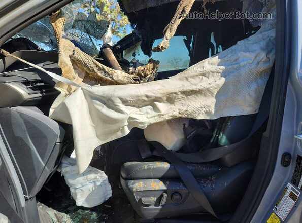 5TDCSKFC0RS126812 2024 TOYOTA SIENNA Silver წინა სალონის ხედი