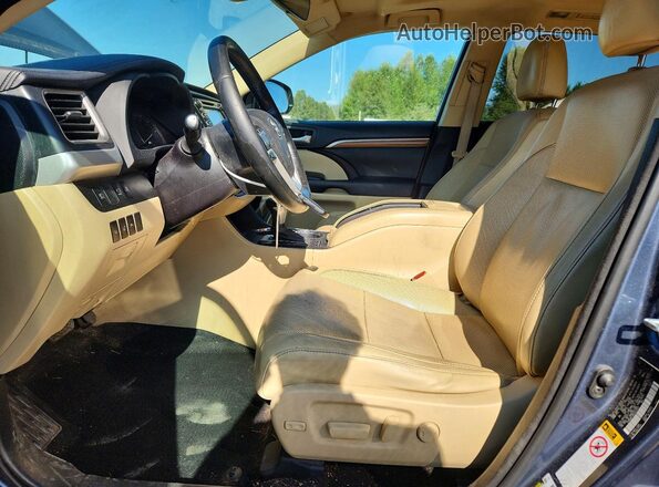 5TDDGRFH8HS032623 2017 TOYOTA HIGHLANDER Синий Вид салона спереди