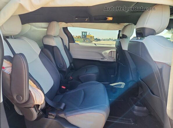 5TDDSKFC3RS146332 2024 TOYOTA SIENNA Silver Widok wnętrza z tyłu