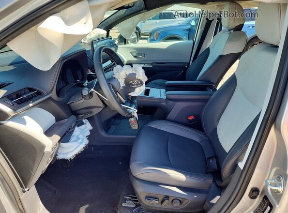 5TDDSKFC3RS146332 2024 TOYOTA SIENNA Silver Widok wnętrza z przodu