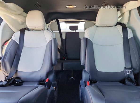 5TDDSKFC3RS146332 2024 TOYOTA SIENNA Silver Widok tylnych siedzeń