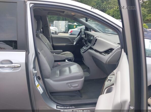 5TDDZ3DC0HS165780 2017 TOYOTA SIENNA Серебряный Вид салона спереди