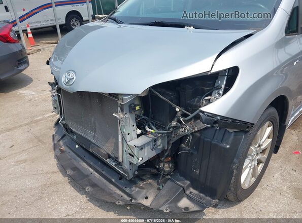5TDDZ3DC0HS165780 2017 TOYOTA SIENNA Серебряный Вид спереди