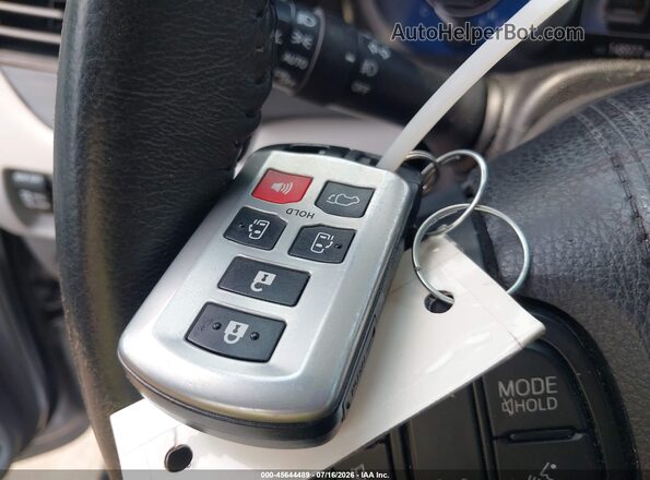5TDDZ3DC0HS165780 2017 TOYOTA SIENNA Серебряный Вид панели приборов