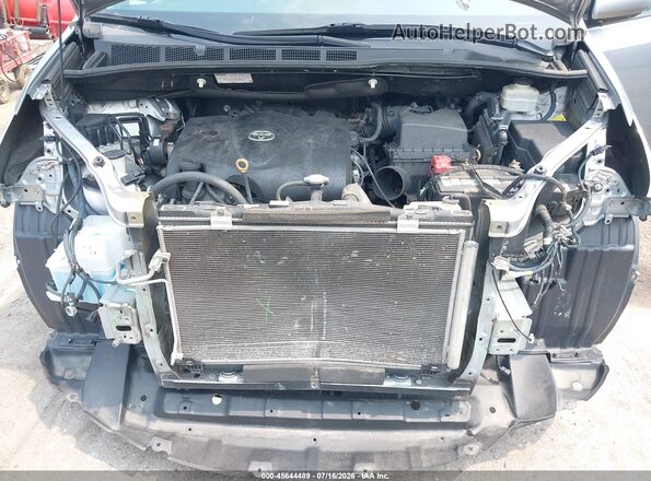 5TDDZ3DC0HS165780 2017 TOYOTA SIENNA Серебряный Вид сзади