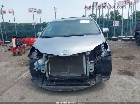 5TDDZ3DC0HS165780 2017 TOYOTA SIENNA Серебряный Вид задней части салона