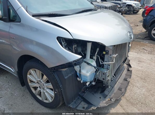 5TDDZ3DC0HS165780 2017 TOYOTA SIENNA Серебряный 