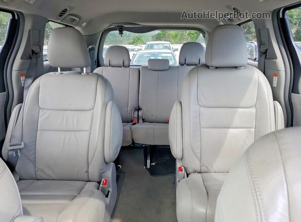 5TDDZ3DC0JS194749 2018 TOYOTA SIENNA White Widok tylnych siedzeń