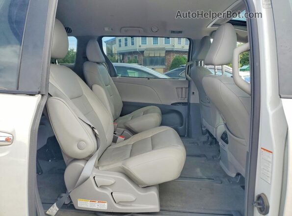 5TDDZ3DC0JS194749 2018 TOYOTA SIENNA White Widok wnętrza z tyłu