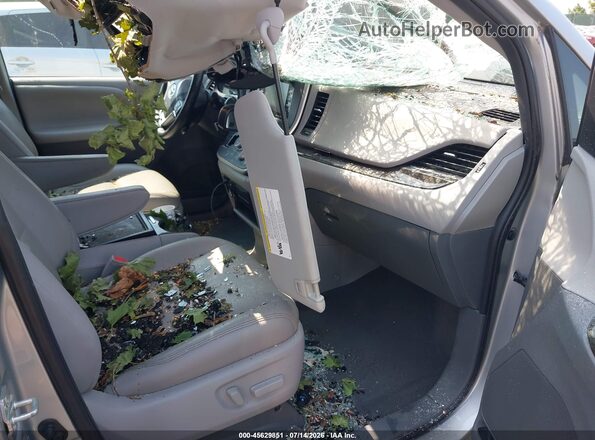 5TDDZ3DC0LS248795 2020 TOYOTA SIENNA Silver Vista interior delantera