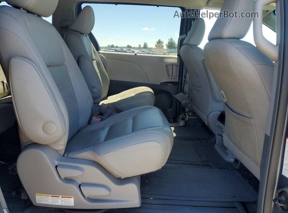 5TDDZ3DC3HS160721 2017 TOYOTA SIENNA Blue უკანა სალონის ხედი