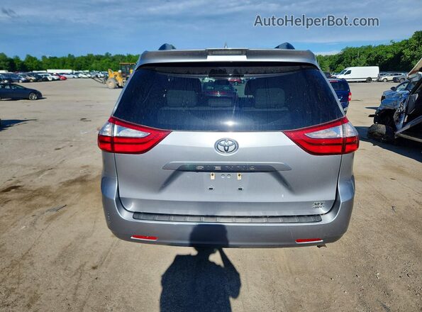 5TDDZ3DC3JS199816 2018 TOYOTA SIENNA Silver Widok z tyłu