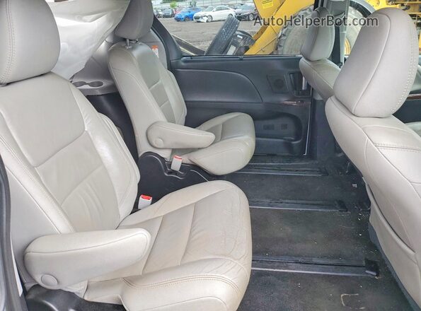 5TDDZ3DC5JS196612 2018 TOYOTA SIENNA White უკანა სალონის ხედი