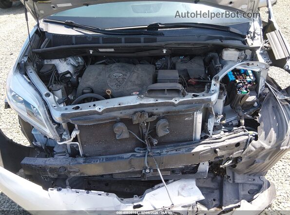5TDDZ3DC7KS227375 2019 TOYOTA SIENNA Silver Вид ззаду