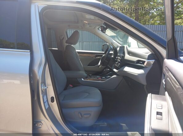 5TDDZRBH7MS540219 2021 TOYOTA HIGHLANDER Серебряный Вид салона спереди