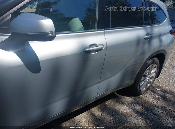 5TDDZRBH7MS540219 2021 TOYOTA HIGHLANDER Серебряный Вид спереди