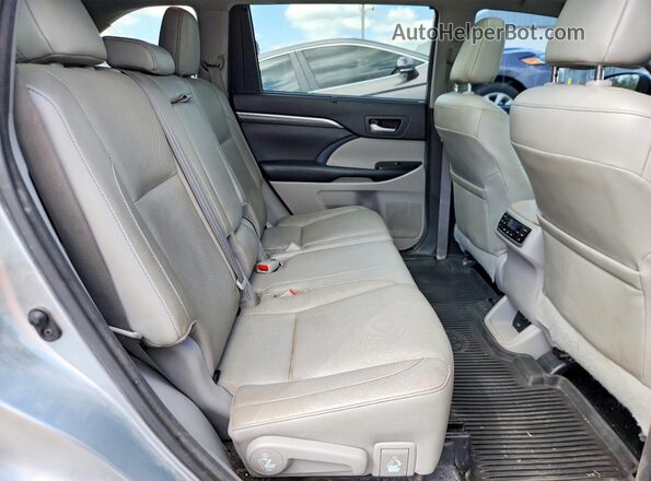 5TDDZRFH0HS416132 2017 TOYOTA HIGHLANDER Silver Rear seats view